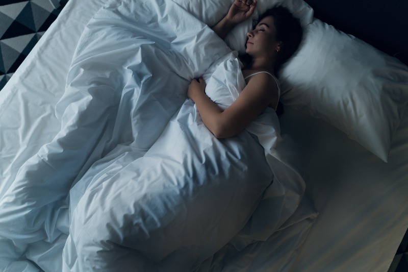 young-beautiful-girl-or-woman-sleeping-alone-in-big-bed-at-night-top-picture-800x533.jpg