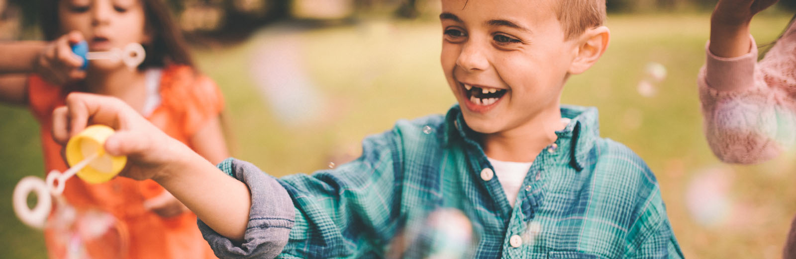 kids-blowing-bubbles-1600x522.jpg