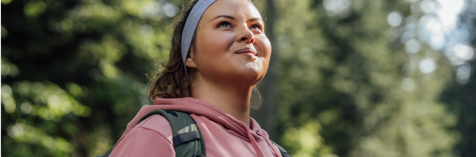 portrait-of-a-beautiful-woman-hiker-smiling-picture-id1600x529.jpg