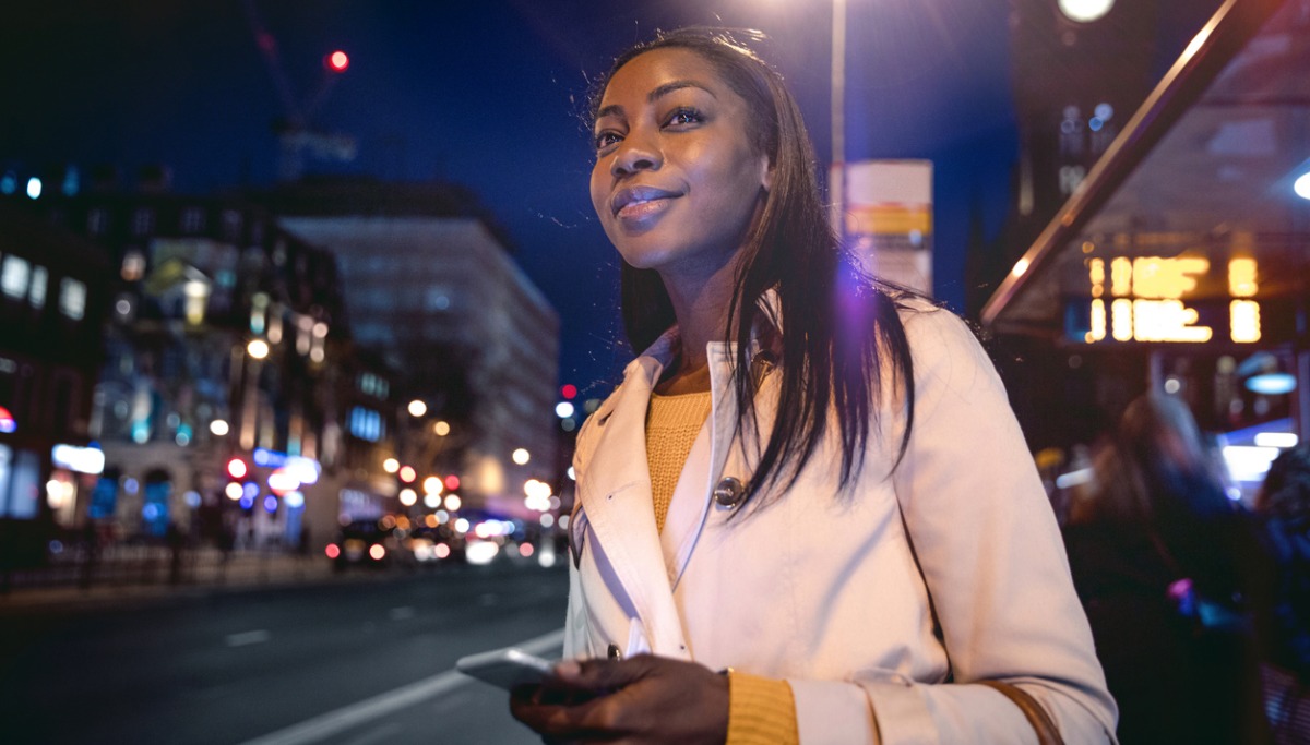 woman-waiting-for-the-bus-in-london-picture-1200x683.jpg