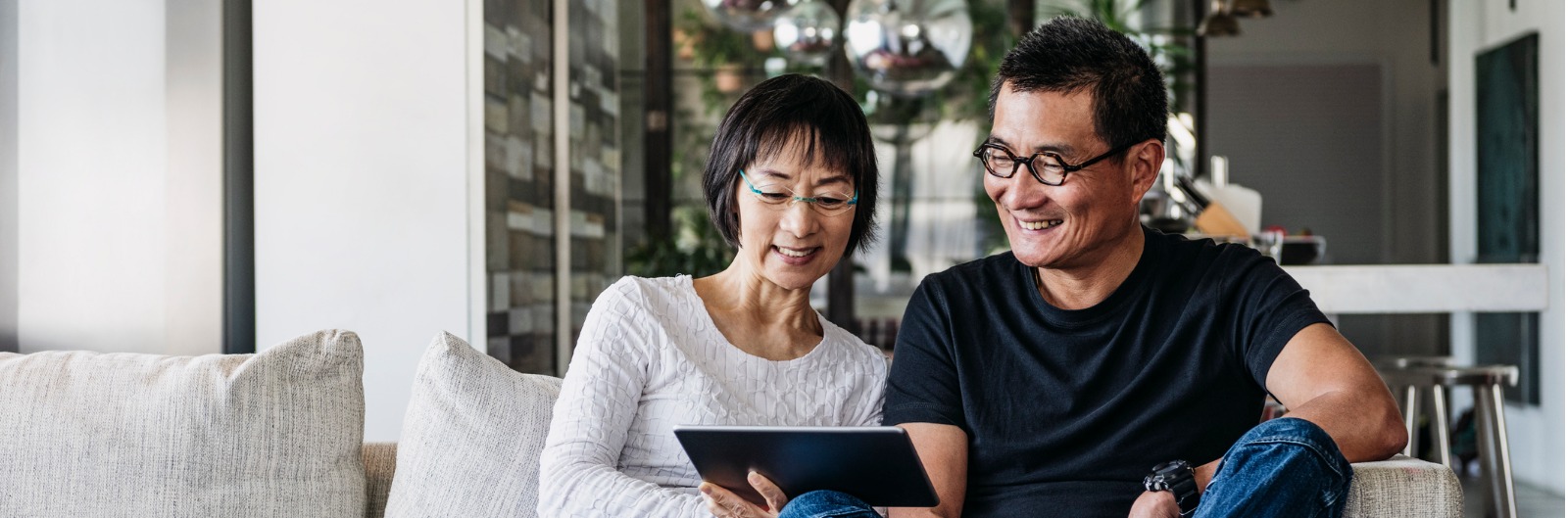 chinese-couple-on-sofa-watching-movie-online-picture-1600x529jpg.jpg