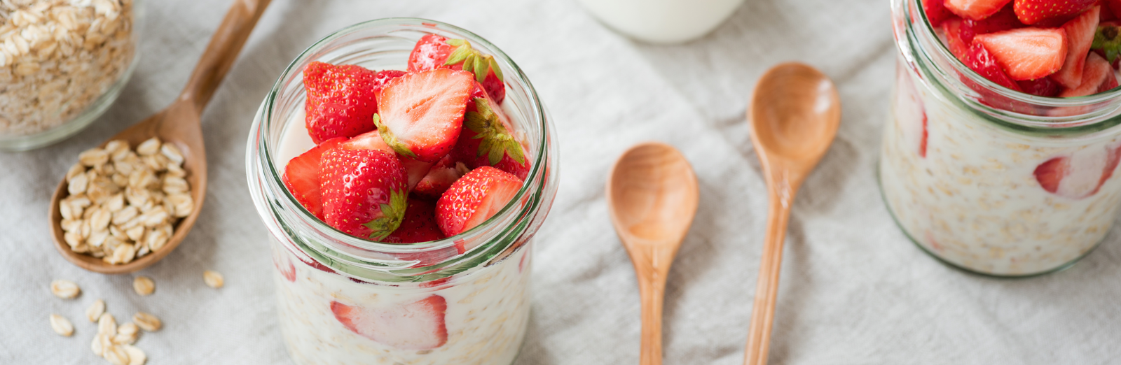 Strawberry-cheesecake-overnight-oats-1600x522.png