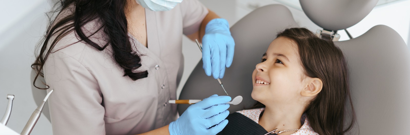 little-beautiful-girl-at-the-dentist-smiling-picture-1600x529.jpg