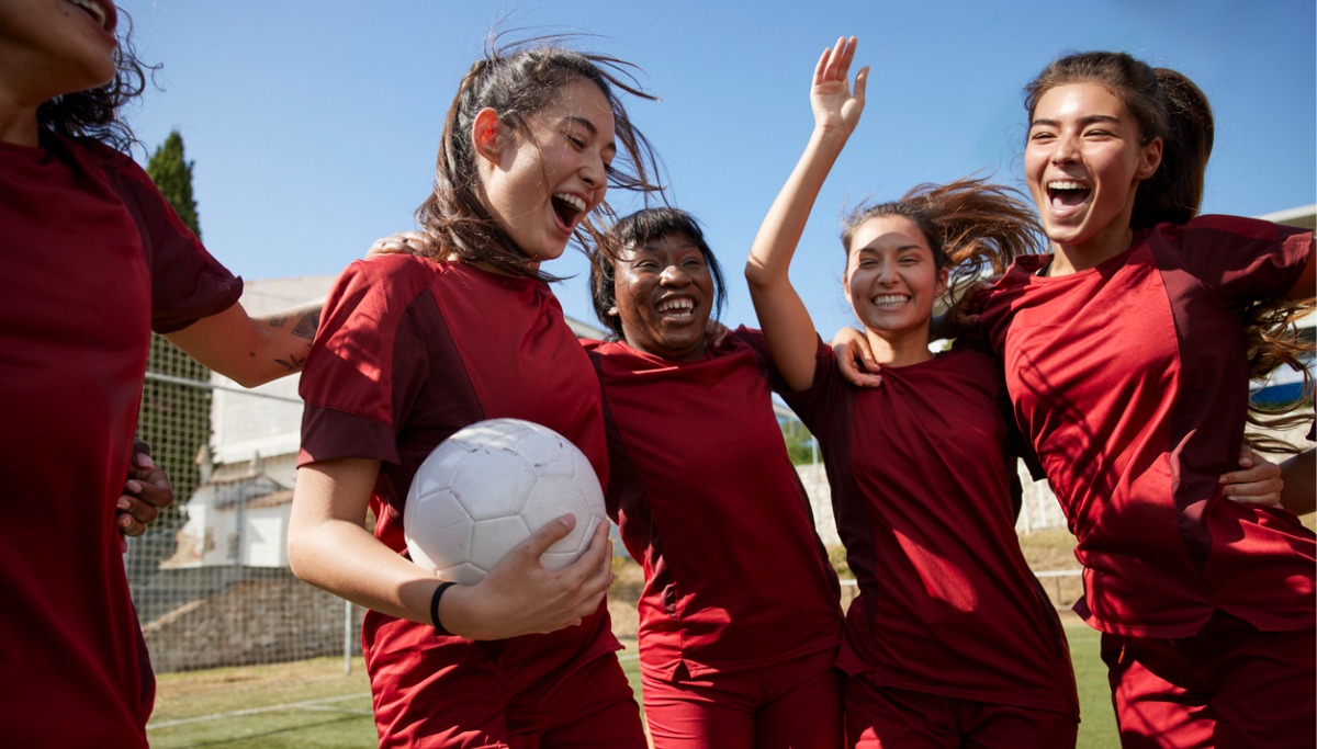 group-of-soccer-players-celebrating-huddled-in-circle-picture-id1287265345.jpg