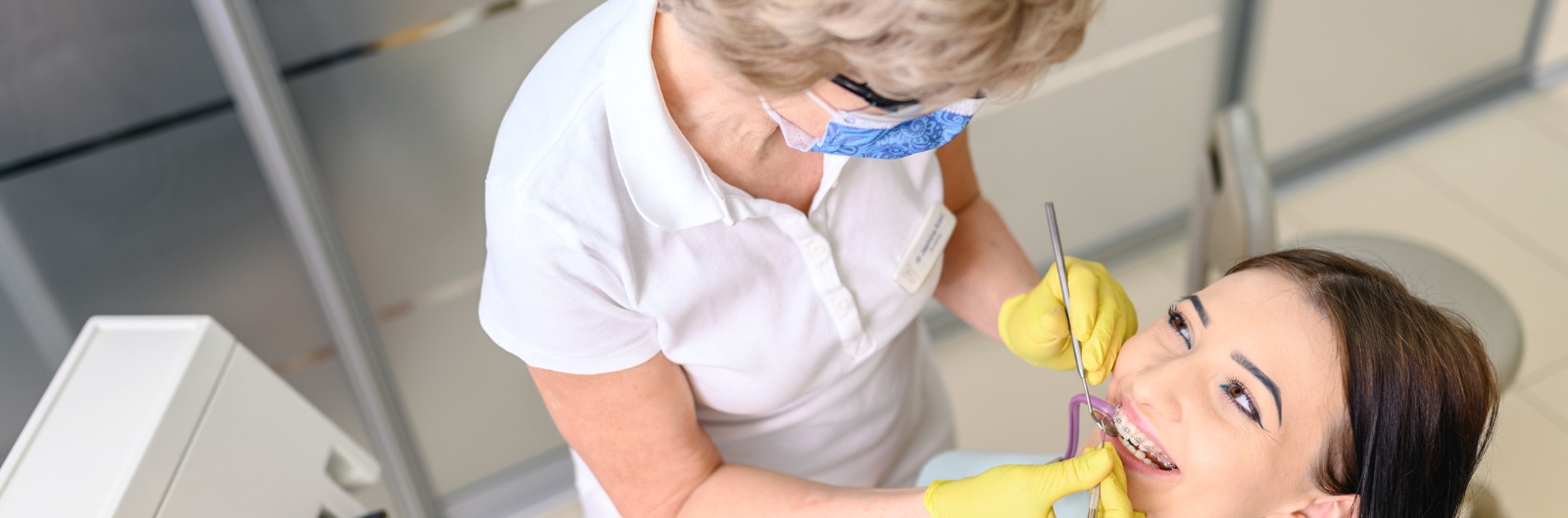 young-woman-at-the-dentist-braces-check-up-picture-id1600x529.jpg