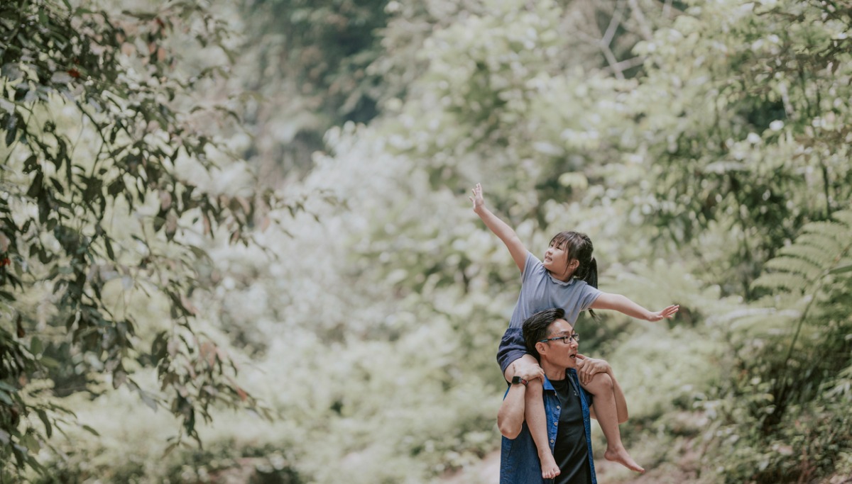 an-asian-chinese-father-carrying-his-daughter-on-shoulder-in-the-picture-1200x683.jpeg