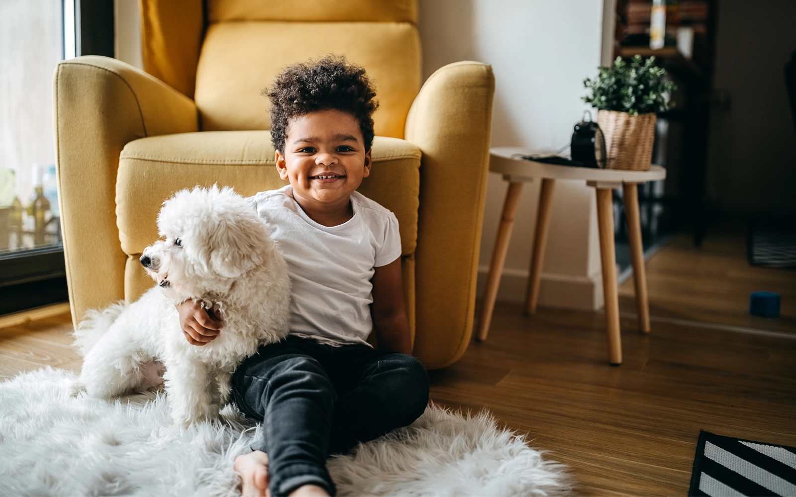 little_boy_smiling_with_dog_1600x1000.webp