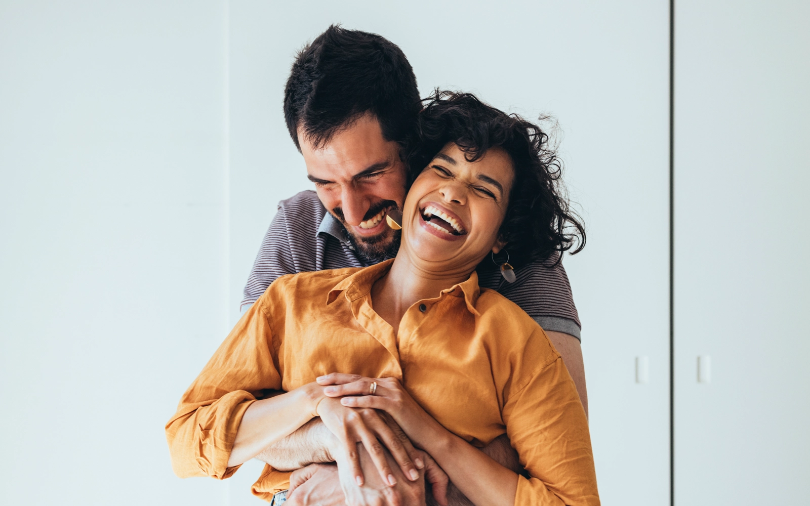 couple_hugging_and_laughing_1600x1000.webp