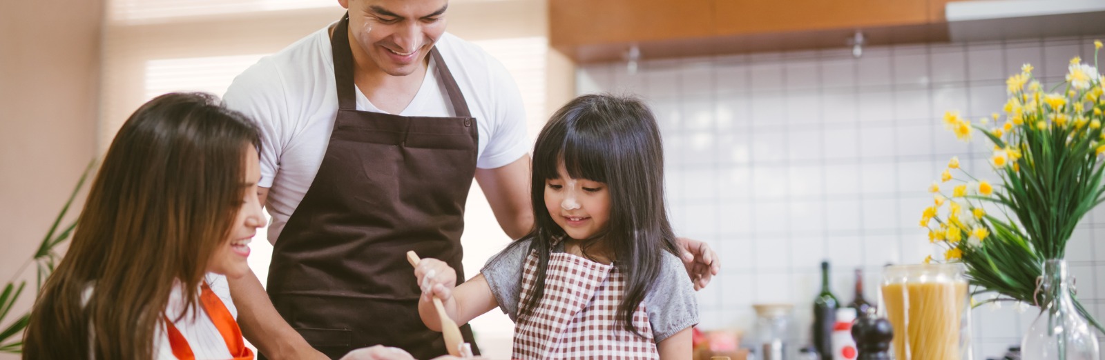 family-preparing-the-food-picture-id1130518035.jpg