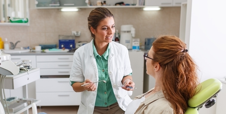 woman dentist talking with patient 790x400 .jpg