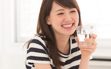 woman-drinking-water-indoors_376x234.jpg