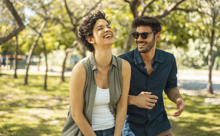 couple-smiling-outside-752x468.png