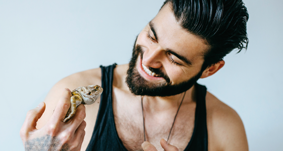 man-with-bearded-dragon-560x300.png