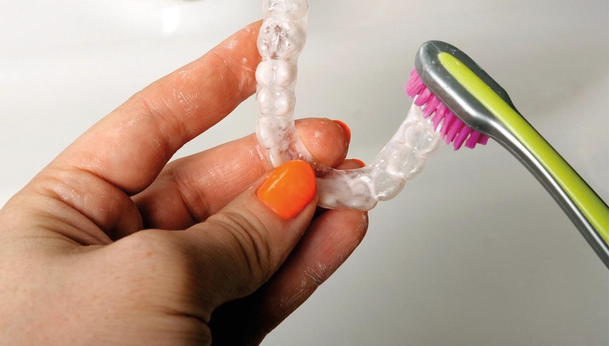 toothbrush-scrubbing-retainer-1200x683.webp